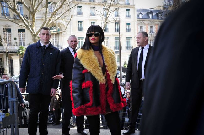 Рианна посетила модный показ «Miu Miu» в Париже: rihanna-miu-miu-fashion-show-in-paris--11_Starbeat.ru
