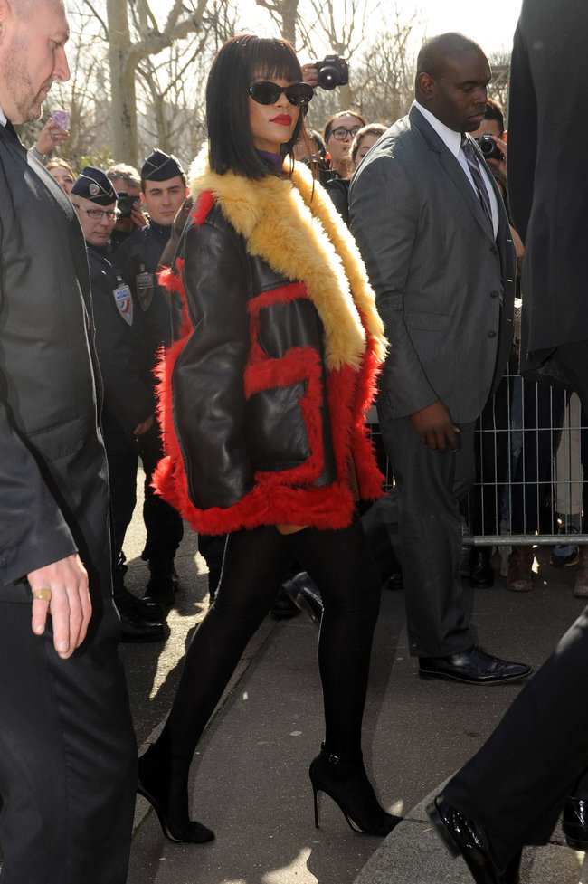 Рианна посетила модный показ «Miu Miu» в Париже: rihanna-miu-miu-fashion-show-in-paris--12_Starbeat.ru