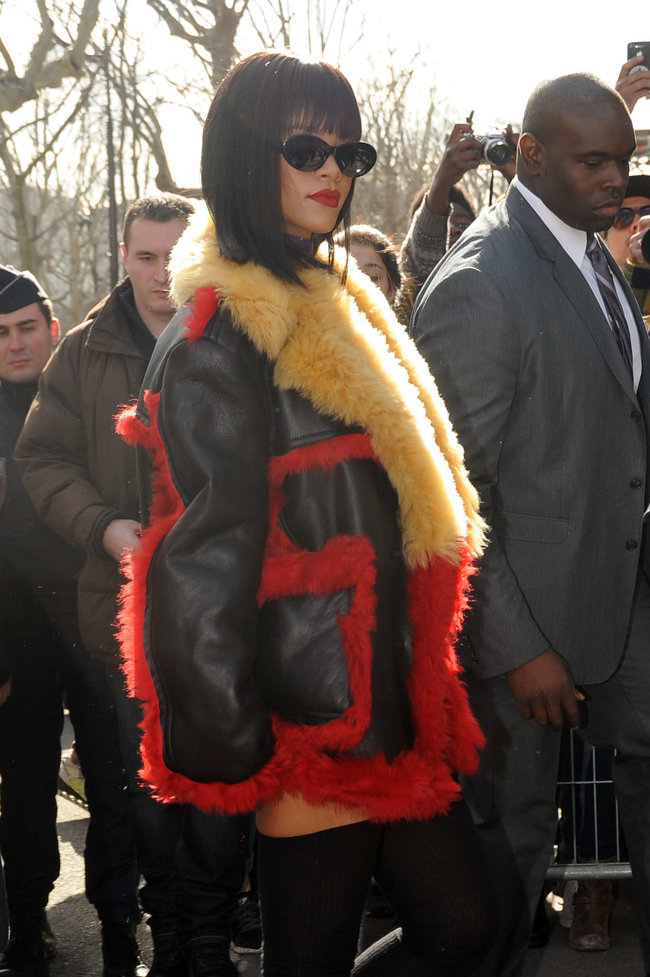 Рианна посетила модный показ «Miu Miu» в Париже: rihanna-miu-miu-fashion-show-in-paris--13_Starbeat.ru