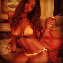 Увеличить фото Rihanna-New-Twitter-Bikini-Pics--01_Starbeat.ru Твиттер Рианны: новые фото в бикини: Rihanna-New-Twitter-Bikini-Pics--01_Starbeat.ru