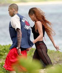 Увеличить фото Rihanna-in-bikini-bottom-in-Hawaii--05_Starbeat.ru Рианна и Крис Браун на Гавайях: Rihanna-in-bikini-bottom-in-Hawaii--05_Starbeat.ru
