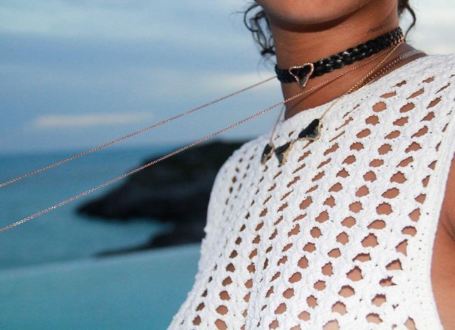 Практически голая Рианна никого не стесняется в Барбадосе: rihanna-19_Starbeat.ru