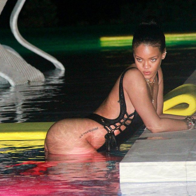 Практически голая Рианна никого не стесняется в Барбадосе: rihanna-3_Starbeat.ru
