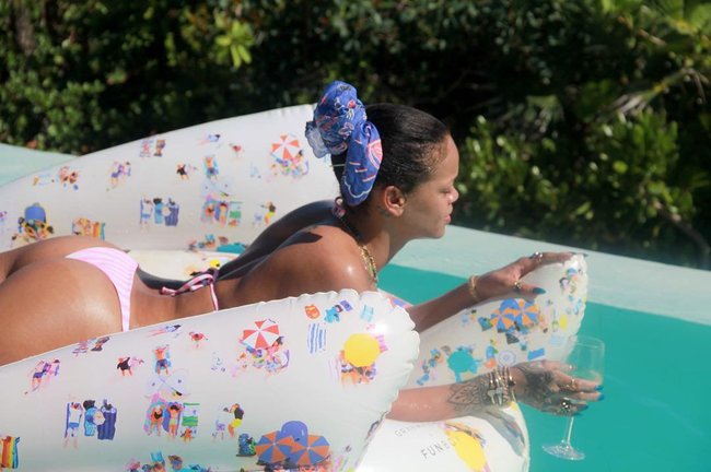 Практически голая Рианна никого не стесняется в Барбадосе: rihanna-6_Starbeat.ru