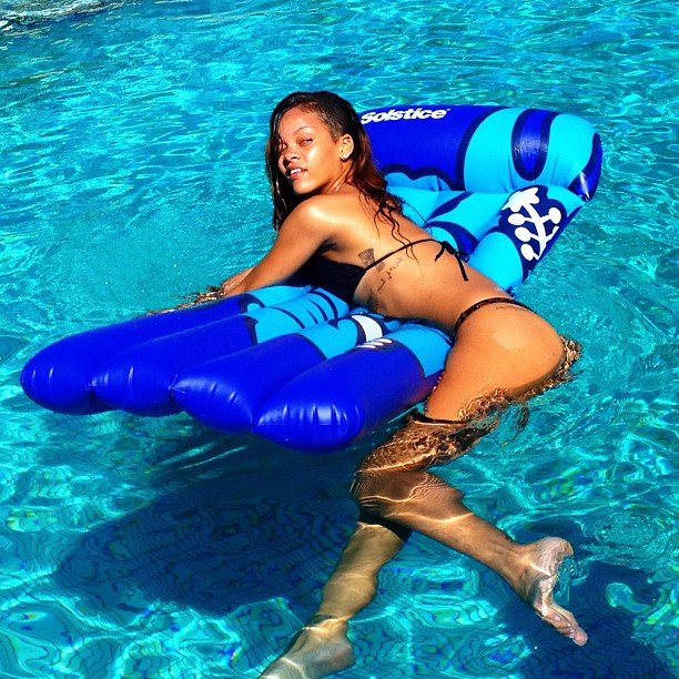 Личные фотографии Рианны из Instagram (79 фото): the-80-hottest-rihanna-personal-pics-03_Starbeat.ru