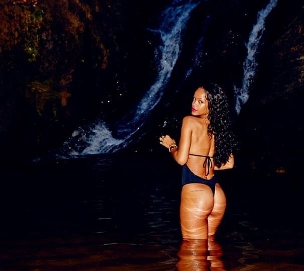 Личные фотографии Рианны из Instagram (79 фото): the-80-hottest-rihanna-personal-pics-06_Starbeat.ru