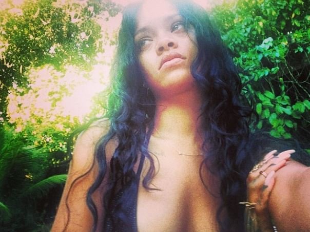 Личные фотографии Рианны из Instagram (79 фото): the-80-hottest-rihanna-personal-pics-12_Starbeat.ru
