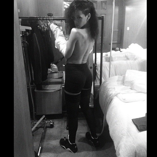 Личные фотографии Рианны из Instagram (79 фото): the-80-hottest-rihanna-personal-pics-13_Starbeat.ru