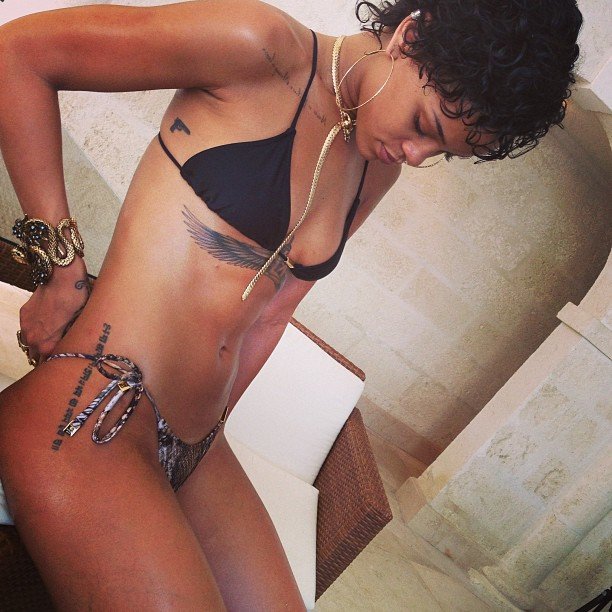 Личные фотографии Рианны из Instagram (79 фото): the-80-hottest-rihanna-personal-pics-15_Starbeat.ru