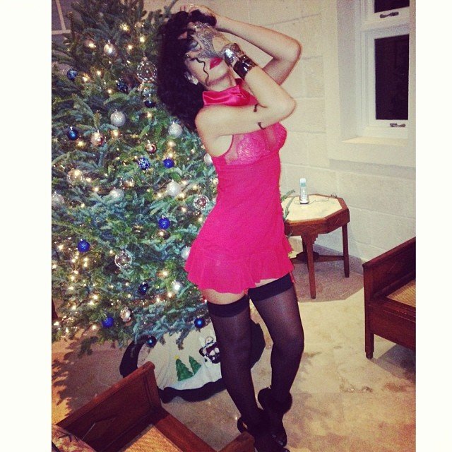 Личные фотографии Рианны из Instagram (79 фото): the-80-hottest-rihanna-personal-pics-27_Starbeat.ru