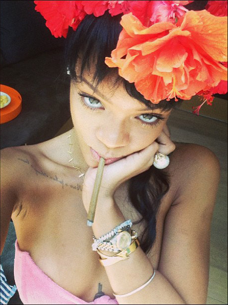 Личные фотографии Рианны из Instagram (79 фото): the-80-hottest-rihanna-personal-pics-28_Starbeat.ru
