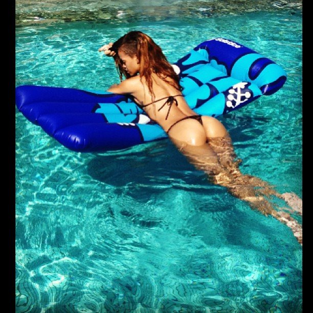 Личные фотографии Рианны из Instagram (79 фото): the-80-hottest-rihanna-personal-pics-32_Starbeat.ru
