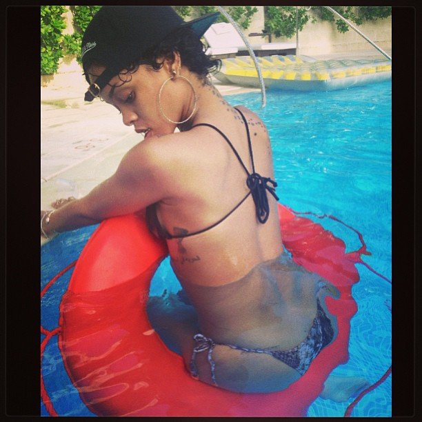Личные фотографии Рианны из Instagram (79 фото): the-80-hottest-rihanna-personal-pics-44_Starbeat.ru