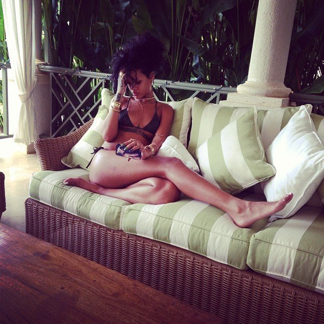 Личные фотографии Рианны из Instagram (79 фото): the-80-hottest-rihanna-personal-pics-47_Starbeat.ru
