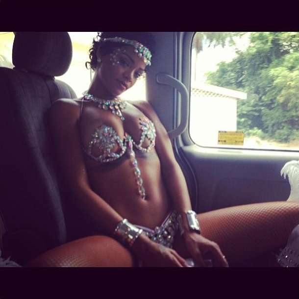 Личные фотографии Рианны из Instagram (79 фото): the-80-hottest-rihanna-personal-pics-51_Starbeat.ru