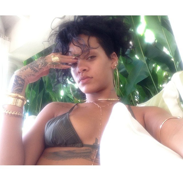 Личные фотографии Рианны из Instagram (79 фото): the-80-hottest-rihanna-personal-pics-53_Starbeat.ru