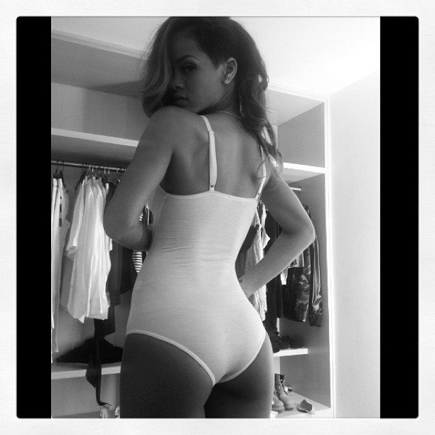 Личные фотографии Рианны из Instagram (79 фото): the-80-hottest-rihanna-personal-pics-58_Starbeat.ru