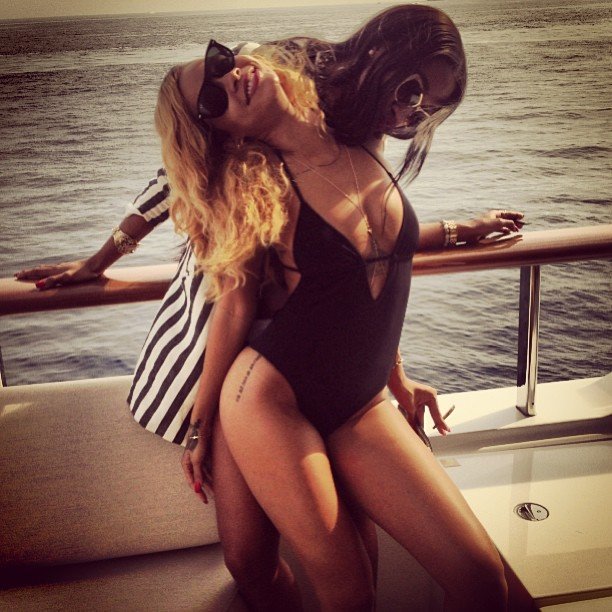 Личные фотографии Рианны из Instagram (79 фото): the-80-hottest-rihanna-personal-pics-60_Starbeat.ru