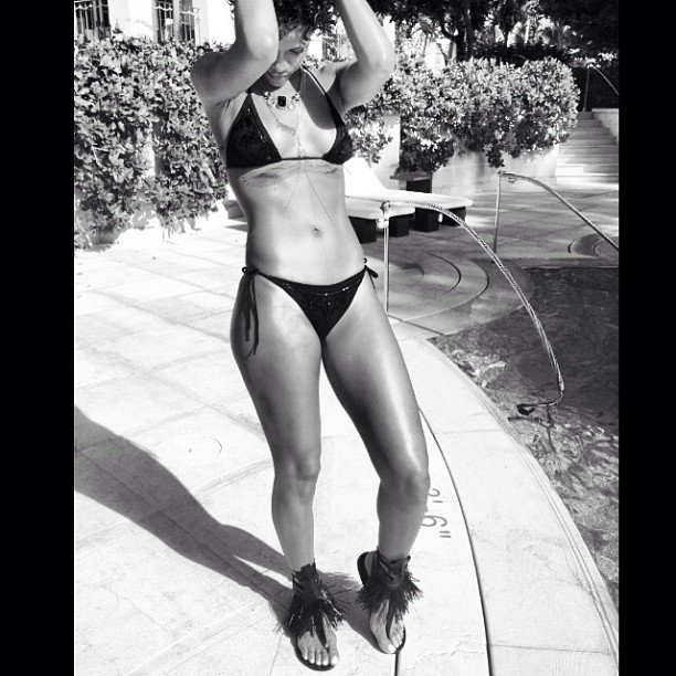 Личные фотографии Рианны из Instagram (79 фото): the-80-hottest-rihanna-personal-pics-62_Starbeat.ru