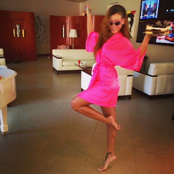 Личные фотографии Рианны из Instagram (79 фото): the-80-hottest-rihanna-personal-pics-67_Starbeat.ru