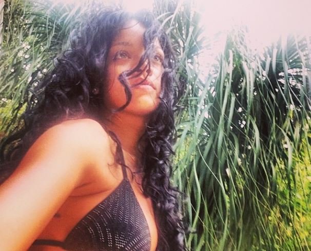 Личные фотографии Рианны из Instagram (79 фото): the-80-hottest-rihanna-personal-pics-69_Starbeat.ru