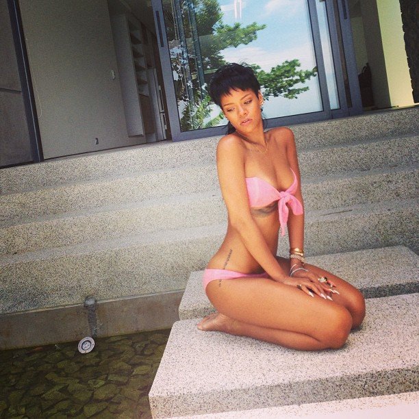 Личные фотографии Рианны из Instagram (79 фото): the-80-hottest-rihanna-personal-pics-73_Starbeat.ru