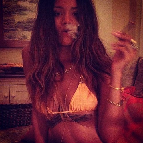 Личные фотографии Рианны из Instagram (79 фото): the-80-hottest-rihanna-personal-pics-77_Starbeat.ru
