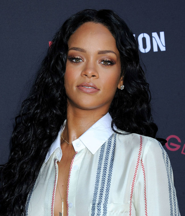 Рианна на званом ужине «Roc Nation»: в преддверии «Грэмми 2014»: rihanna-pictures-2014-pre-grammy-brunch---roc-nation--03_Starbeat.ru