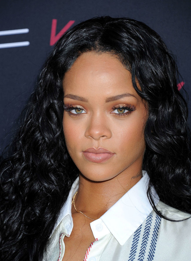 Рианна на званом ужине «Roc Nation»: в преддверии «Грэмми 2014»: rihanna-pictures-2014-pre-grammy-brunch---roc-nation--06_Starbeat.ru