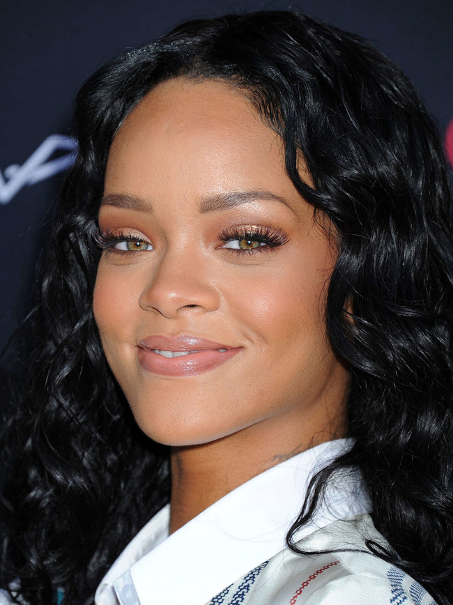 Рианна на званом ужине «Roc Nation»: в преддверии «Грэмми 2014»: rihanna-pictures-2014-pre-grammy-brunch---roc-nation--09_Starbeat.ru