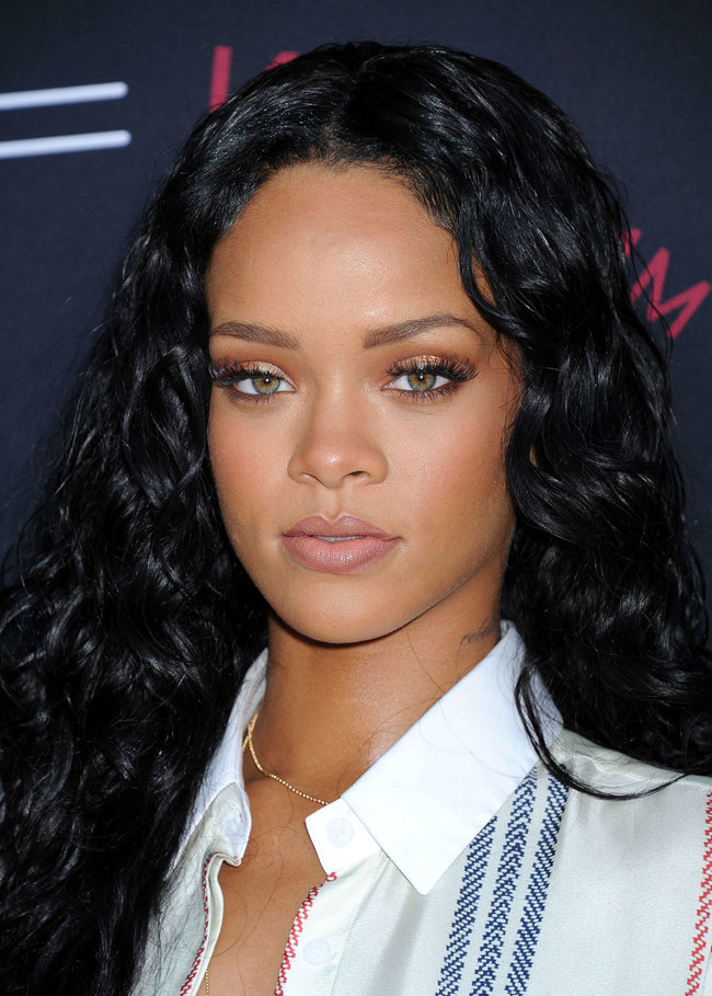 Рианна на званом ужине «Roc Nation»: в преддверии «Грэмми 2014»: rihanna-pictures-2014-pre-grammy-brunch---roc-nation--11_Starbeat.ru