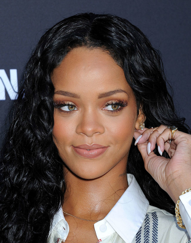 Рианна на званом ужине «Roc Nation»: в преддверии «Грэмми 2014»: rihanna-pictures-2014-pre-grammy-brunch---roc-nation--13_Starbeat.ru