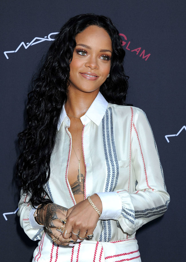 Рианна на званом ужине «Roc Nation»: в преддверии «Грэмми 2014»: rihanna-pictures-2014-pre-grammy-brunch---roc-nation--17_Starbeat.ru