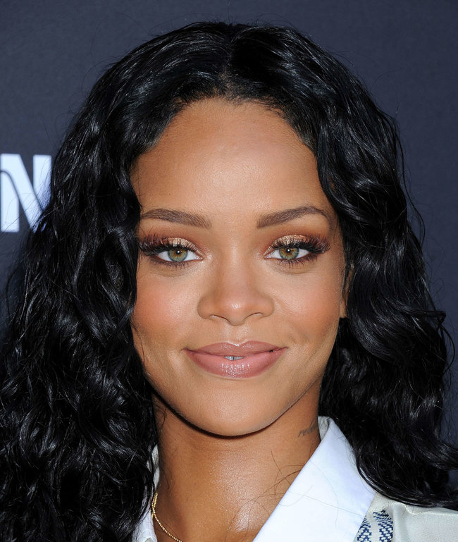 Рианна на званом ужине «Roc Nation»: в преддверии «Грэмми 2014»: rihanna-pictures-2014-pre-grammy-brunch---roc-nation--20_Starbeat.ru