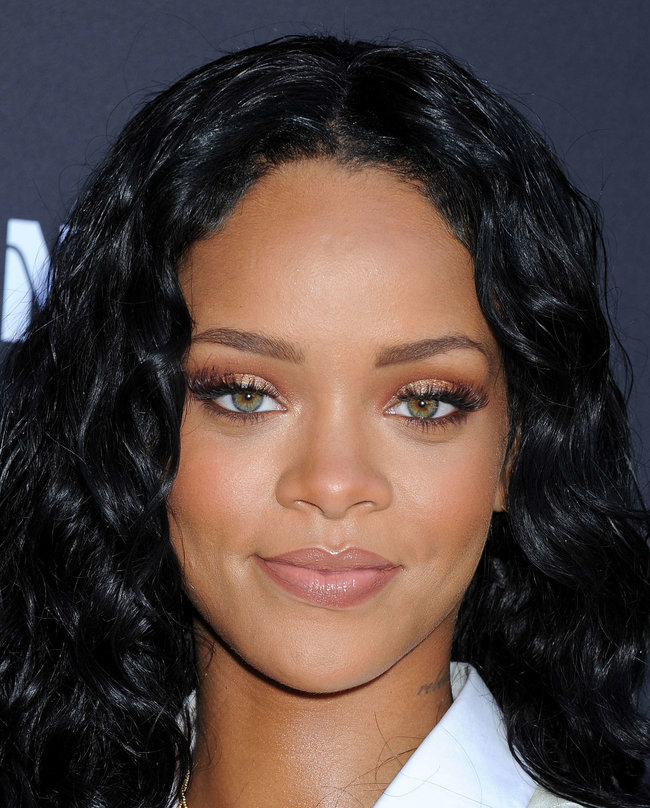 Рианна на званом ужине «Roc Nation»: в преддверии «Грэмми 2014»: rihanna-pictures-2014-pre-grammy-brunch---roc-nation--21_Starbeat.ru