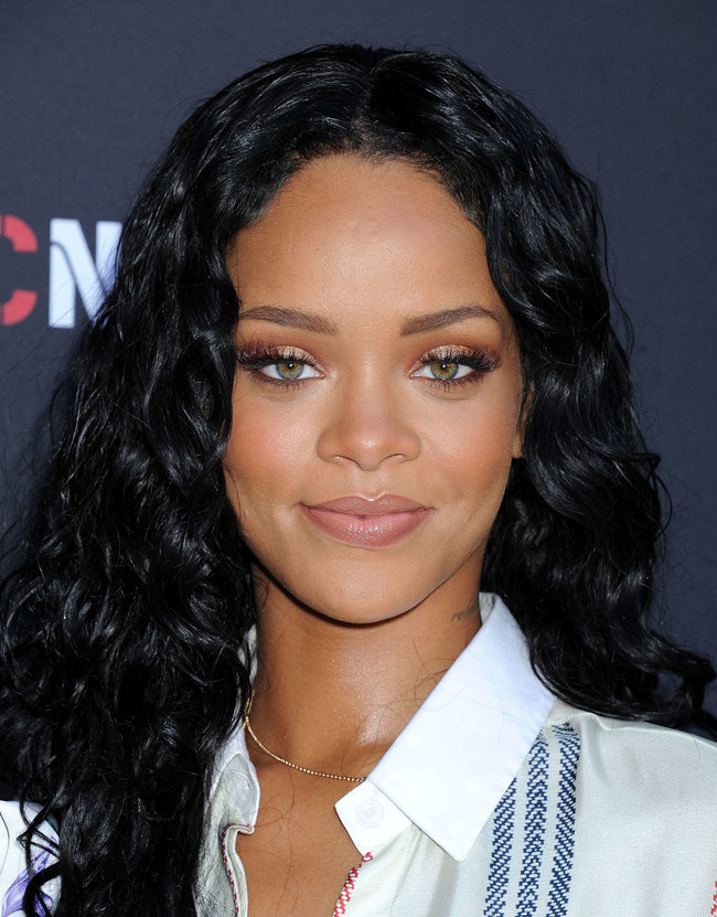 Рианна на званом ужине «Roc Nation»: в преддверии «Грэмми 2014»: rihanna-pictures-2014-pre-grammy-brunch---roc-nation--22_Starbeat.ru
