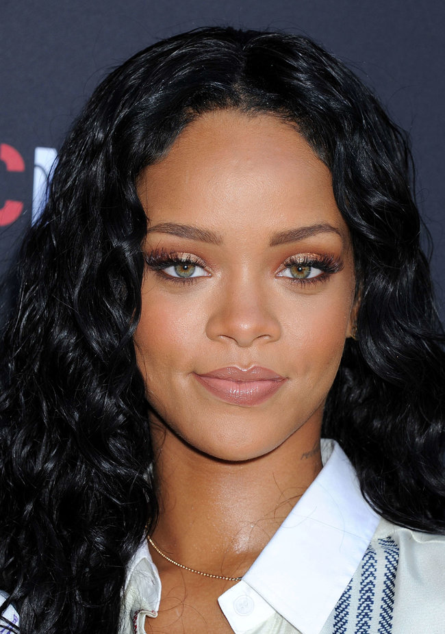 Рианна на званом ужине «Roc Nation»: в преддверии «Грэмми 2014»: rihanna-pictures-2014-pre-grammy-brunch---roc-nation--25_Starbeat.ru