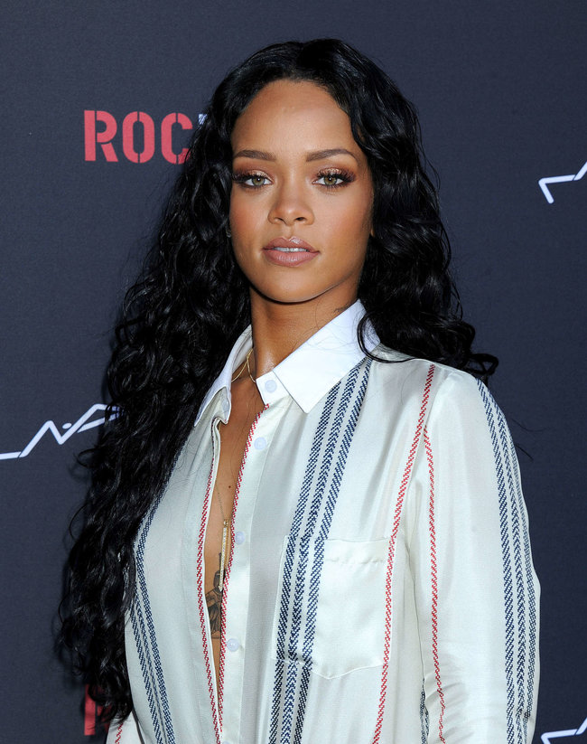 Рианна на званом ужине «Roc Nation»: в преддверии «Грэмми 2014»: rihanna-pictures-2014-pre-grammy-brunch---roc-nation--28_Starbeat.ru