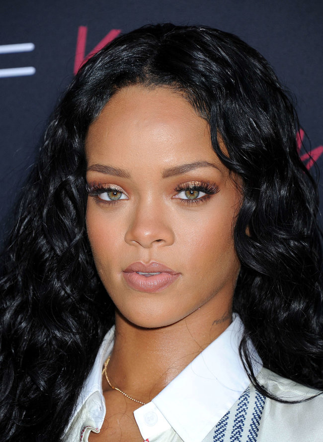 Рианна на званом ужине «Roc Nation»: в преддверии «Грэмми 2014»: rihanna-pictures-2014-pre-grammy-brunch---roc-nation--29_Starbeat.ru