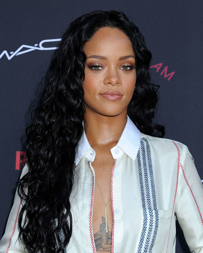 Рианна на званом ужине «Roc Nation»: в преддверии «Грэмми 2014»: rihanna-pictures-2014-pre-grammy-brunch---roc-nation--32_Starbeat.ru