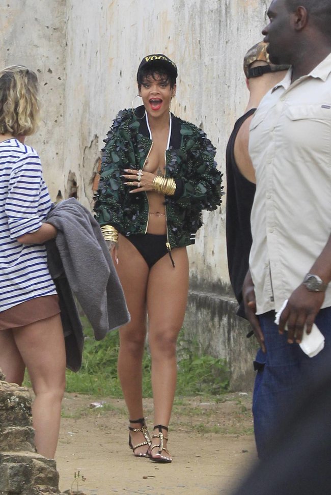 Рианна топлесс: на съемках фотосессии в Бразилии: rihanna-15_Starbeat.ru