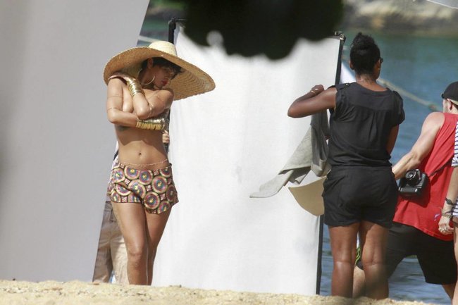 Рианна топлесс: на съемках фотосессии в Бразилии: rihanna-18_Starbeat.ru