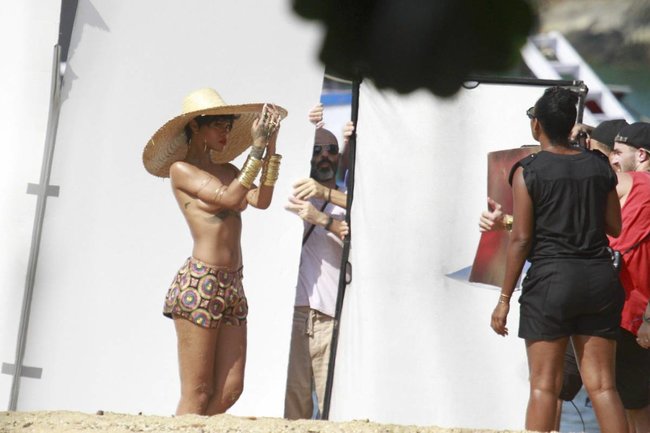 Рианна топлесс: на съемках фотосессии в Бразилии: rihanna-19_Starbeat.ru