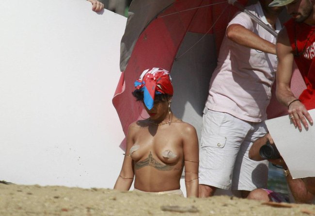 Рианна топлесс: на съемках фотосессии в Бразилии: rihanna-23_Starbeat.ru