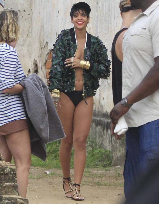 Рианна топлесс: на съемках фотосессии в Бразилии: rihanna-29_Starbeat.ru