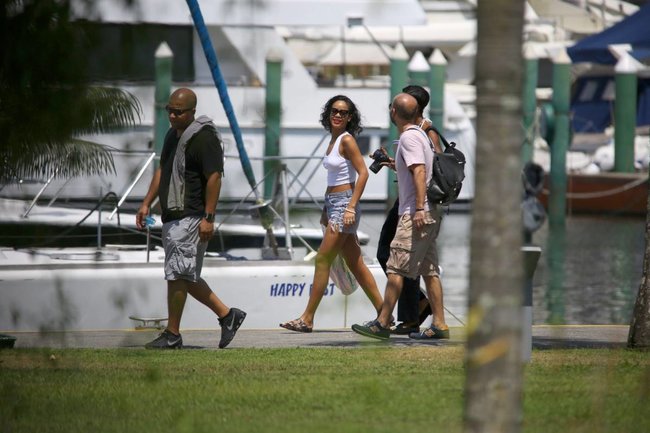 Рианна топлесс: на съемках фотосессии в Бразилии: rihanna-2_Starbeat.ru