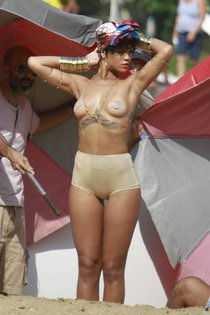Рианна топлесс: на съемках фотосессии в Бразилии: rihanna-171_Starbeat.ru