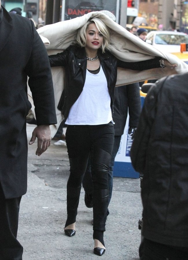 Рита Ора на съемках рекламы для «DKNY» в Нью-Йорке: rita-ora---on-set-of-a-dkny-in-nyc--11_Starbeat.ru