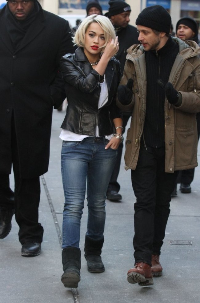 Рита Ора на съемках рекламы для «DKNY» в Нью-Йорке: rita-ora---on-set-of-a-dkny-in-nyc--14_Starbeat.ru