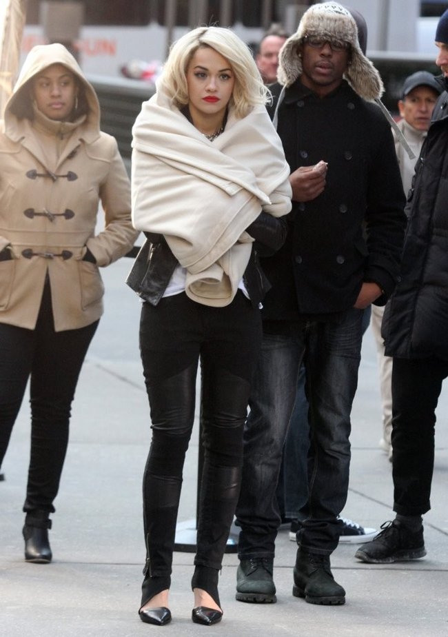 Рита Ора на съемках рекламы для «DKNY» в Нью-Йорке: rita-ora---on-set-of-a-dkny-in-nyc--16_Starbeat.ru